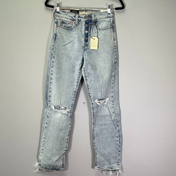 Levi's Premium Wedgie Straight Women's Size 24x28 Light Blue Denim Jeans NWT - Picture 1 of 5